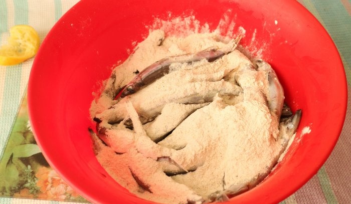 Kuinka valmistaa nopeasti halpaa ja maukasta kala-alkuruokaa kapeliinista