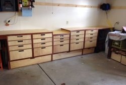 Simpleng desk na may mga drawer