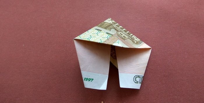 Origami piramīdas modelis 