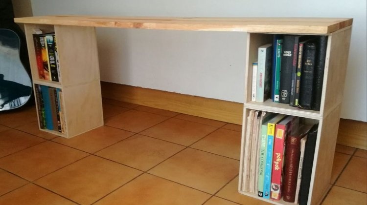 Yksinkertainen TV-pöytä kirjahyllyillä