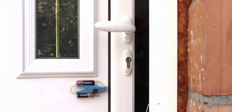 Alarme simples na porta