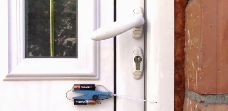 Simple alarm on the door