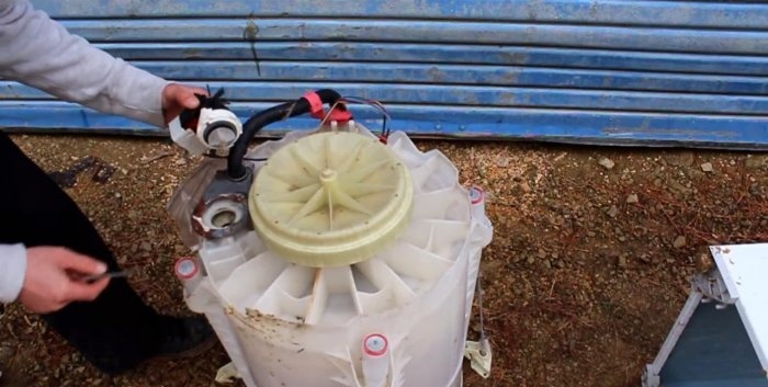 Generatore di turbina elettrico da una vecchia lavatrice