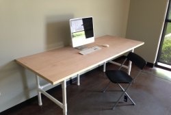 โต๊ะขนาดใหญ่ทำจากท่อพลาสติก