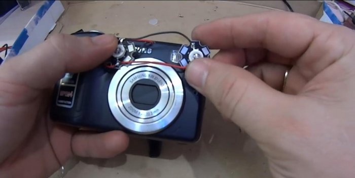 Nakts redzamības ierīce no vecas kameras