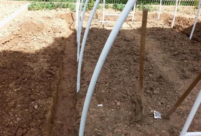 Yksinkertainen kasvihuone, valmistettu PVC-putkista
