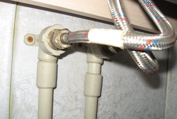 Înlocuirea casetelor de axe ale robinetului de pe malaxor