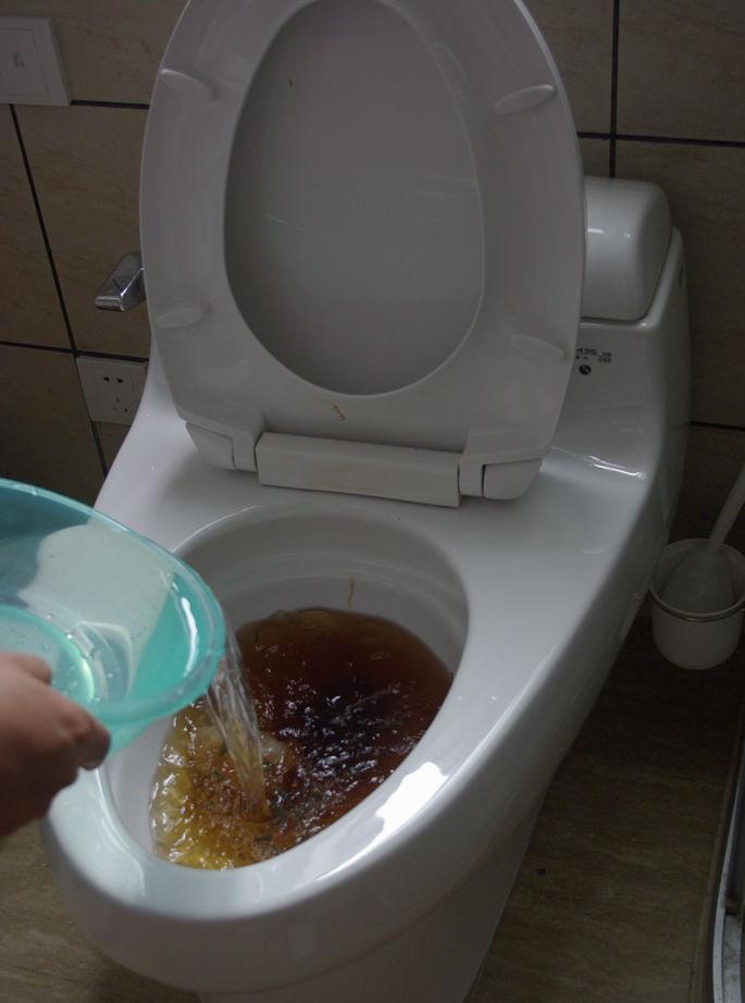 Kā iztīrīt aizsērējušu tualeti bez virzuļa