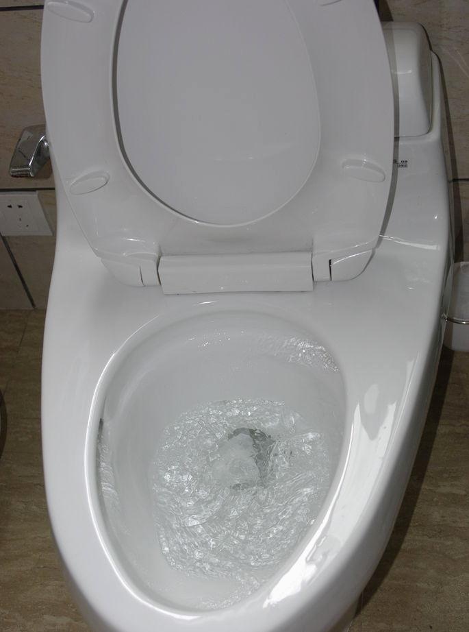 Kako očistiti začepljeni WC bez klipa