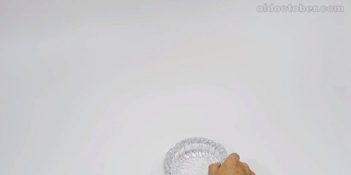 Dao để cắt băng từ chai nhựa