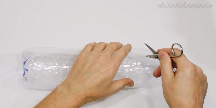 Mes voor het snijden van tape van plastic flessen