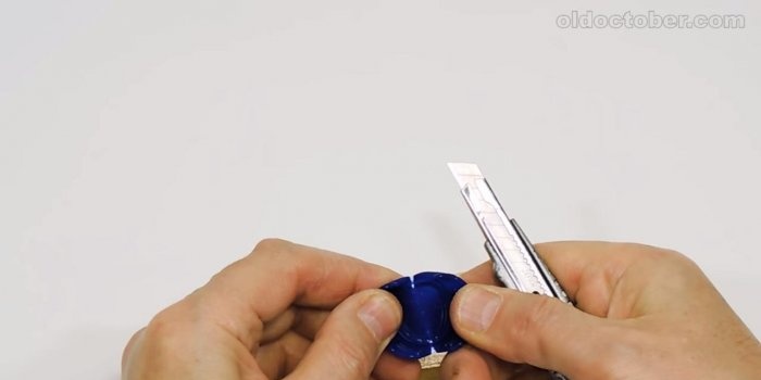 Knife for cutting tape from plastic bottles