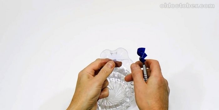 Mes voor het snijden van tape van plastic flessen