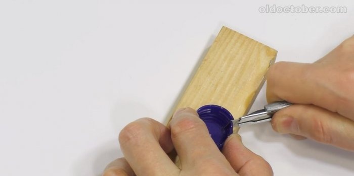 Knife for cutting tape from plastic bottles