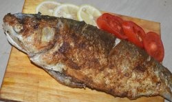 Fried bass laut keseluruhan dalam kuali