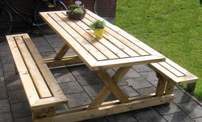 Stół z ławkami do ogrodu