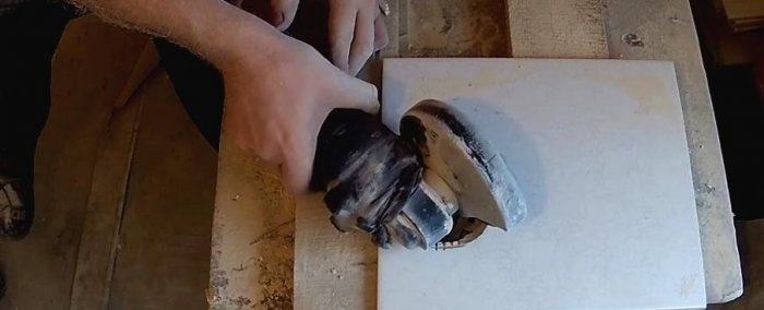Cum să tai o gaură într-un polizor de gresie
