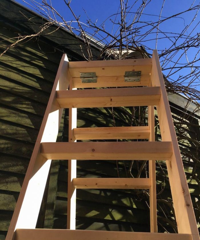Taitettava puinen portaikko