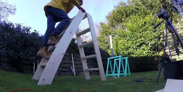 Taitettava puinen portaikko