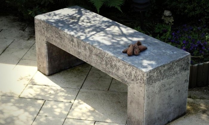 Puutarhan betonipöytä