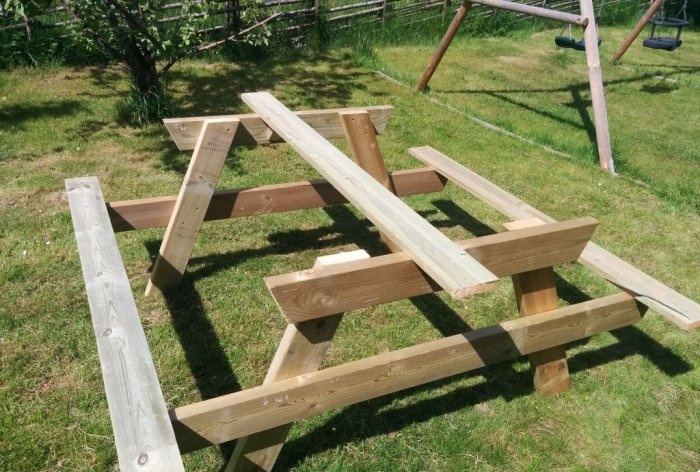Tavolo semplice con panche per giardino