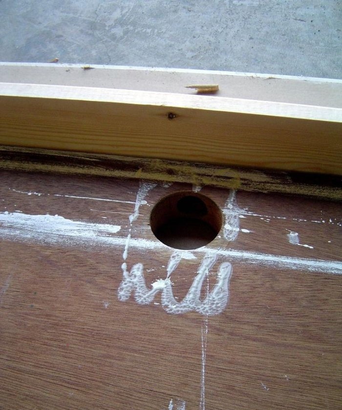 Como fazer uma mesa de uma porta velha