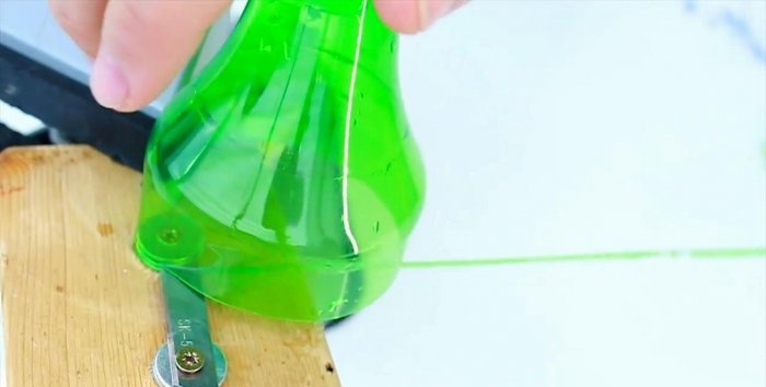Trança trançada para fios de uma garrafa de plástico