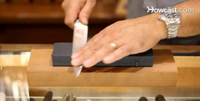 Hur man skärper en kniv på en sten