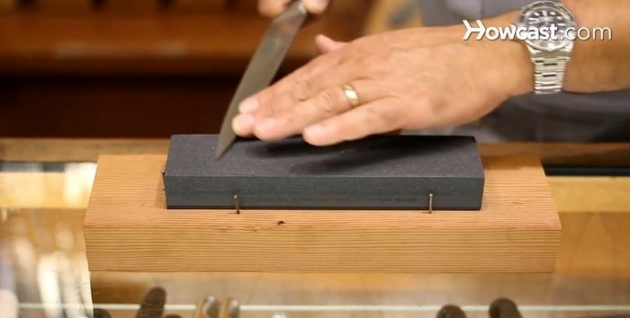 Hur man skärper en kniv på en sten