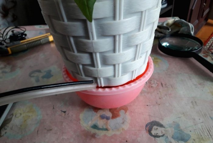 Flower pot with autowatering