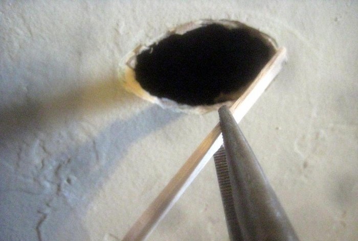 How to seal a small hole in drywall