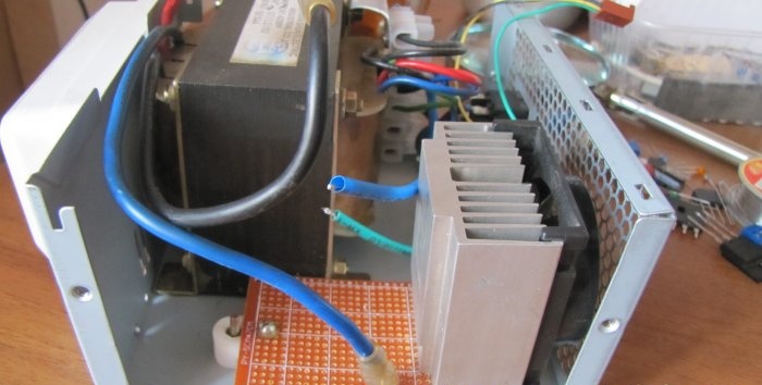 Autotrasformatore silenzioso con regolazione elettronica della tensione