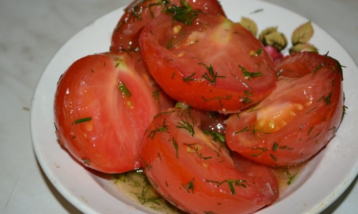 Kevyesti suolatut tomaatit kolmessa tunnissa