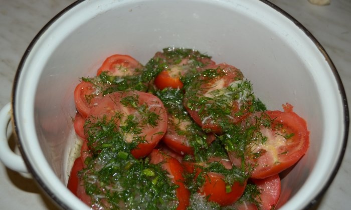 Kevyesti suolatut tomaatit kolmessa tunnissa