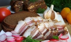 Salatura semplice dello strutto con aglio