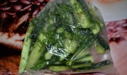 Cetrioli salati in un sacchetto rapidamente e facilmente