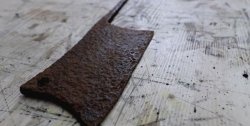 Ang pagpapanumbalik ng ganap na rusted cleaver