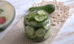 Superraske saltede agurker i en krukke på 15 minutter
