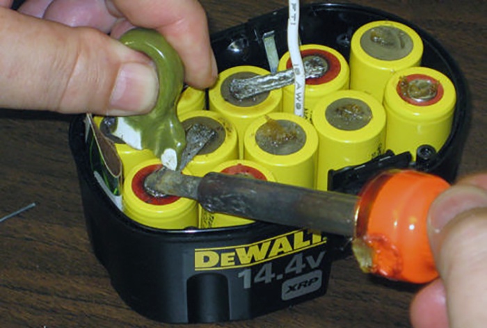 Kā atjaunot skrūvgrieža akumulatoru