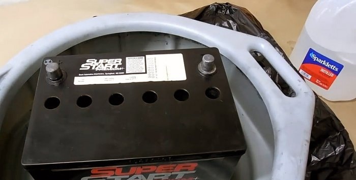 Slik gjenoppretter du et bilbatteri med natron