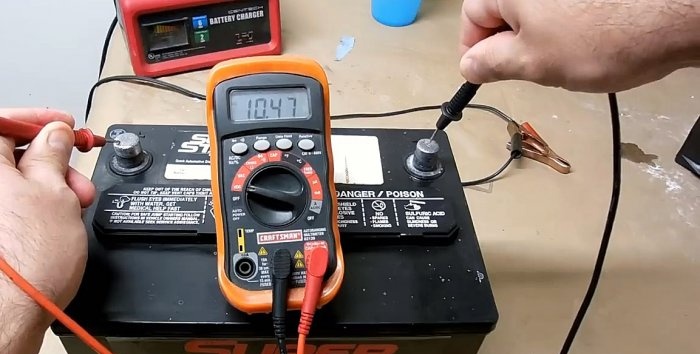 Com restaurar una bateria del cotxe amb bicarbonat