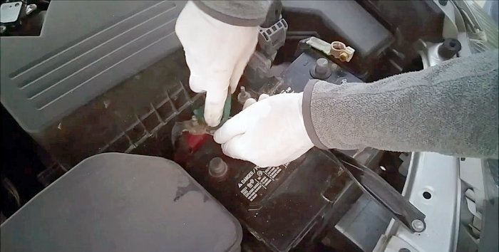 Hoe de batterijpolen snel schoon te maken