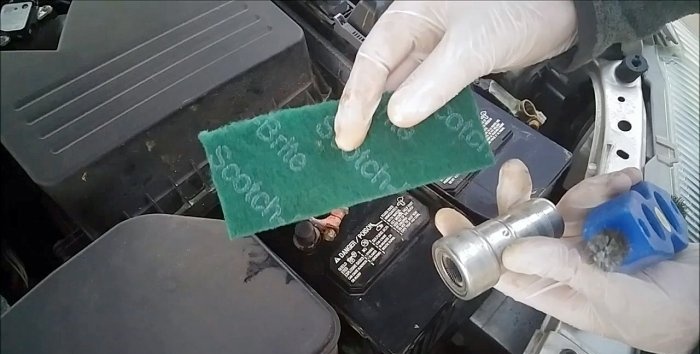 Jak rychle vyčistit svorky baterie