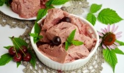 Simples e saboroso sorvete de cereja