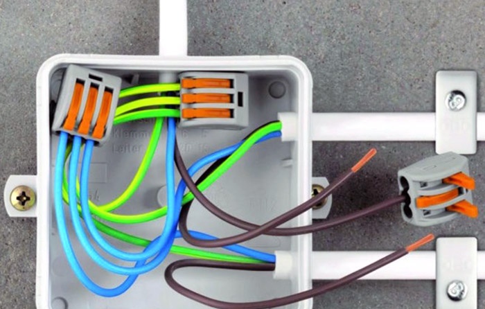 Forbindelsesmetoder til ledninger i en koblingsboks