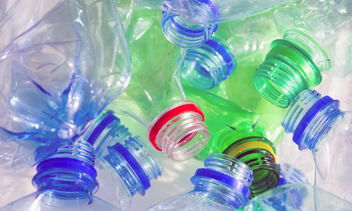 Epätavallinen käyttö muovipulloissa maassa