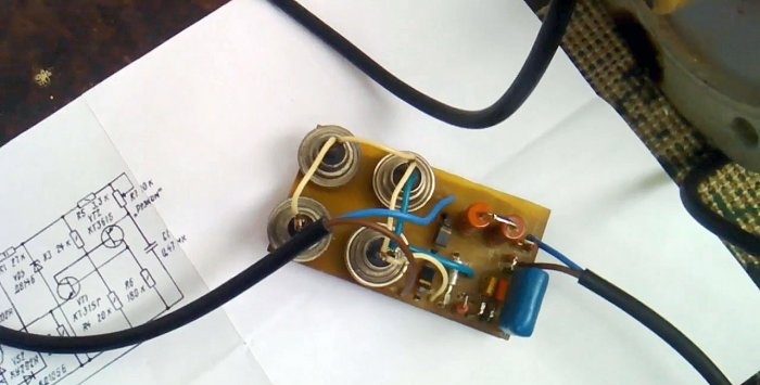 Een driefasige motor starten vanuit een eenfasig netwerk zonder condensator