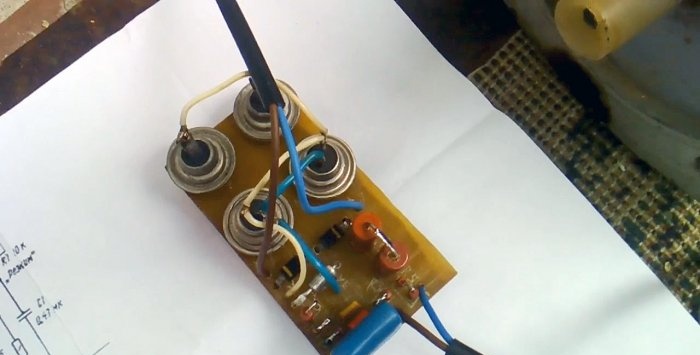 Een driefasige motor starten vanuit een eenfasig netwerk zonder condensator