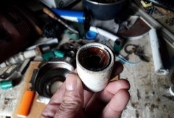 Paano i-unscrew ang socket ng isang sirang lampara