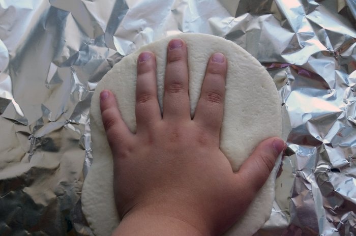 Как да направите отпечатък от ръцете на бебето като задържане